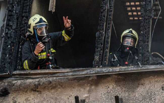 У Києві спалахнула пожежа біля торгового центра