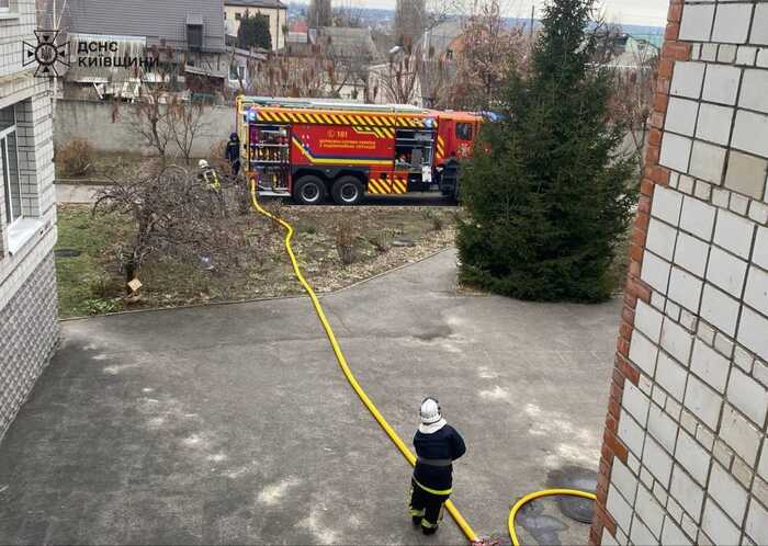 На Київщині в школі стався вибух та виникла пожежа