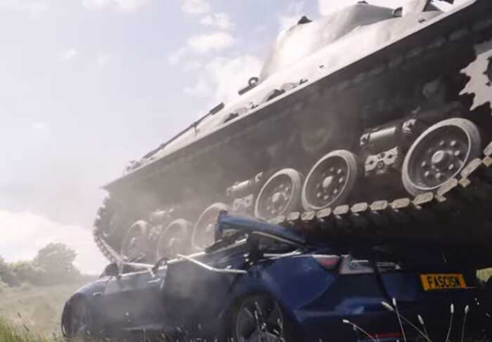 Ветеран Другої світової війни на танку розчавив автомобіль Tesla